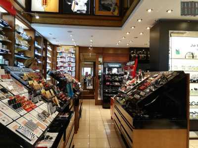 Anche se all�interno il negozio non dimostra la sua et�, sfoggiando un look moderno...